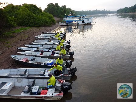 Fotos da cabine de comando e dos equipamentos e pessoal de apoio que acompanham o barco hotel TUMBIRA